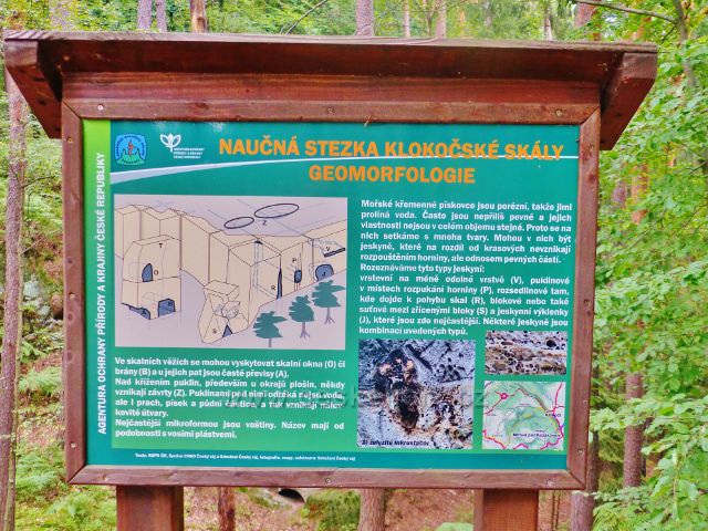 Klokočské skály - panel NS Klokočské skály  "Geomorfologie" před rozcestím Zdenčina skála