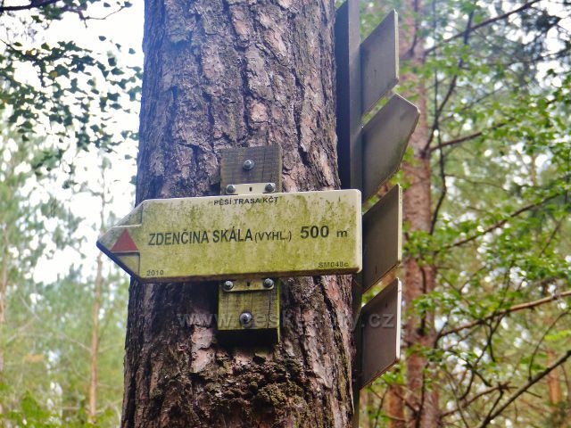 Klokočské skály - směrovka k vyhlídce Zdenčina skála na trase po červené TZ