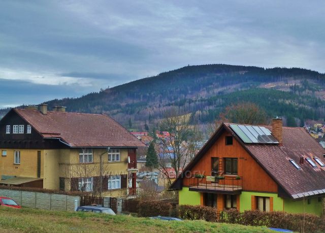Jeseník - pohled od železničního přejezdu "Na Úbočí" na Zlatý chlum s rozhlednou