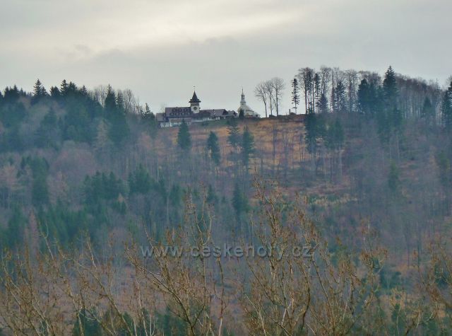 Jeseník Muzikantská stezka - pohled na kostel sv. Anny a restauraci na Křížovém vrchu