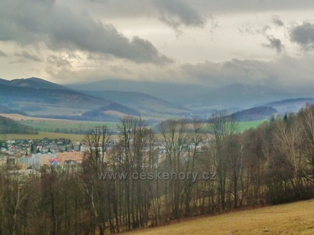 Jeseník,Muzikantská stezka - pohled z úbočí Kopy k Hnědému vrchu a Zaječí hoře na levé straně údolí Bělé a k Velkému Klínu na pravé straně údolí Bělé