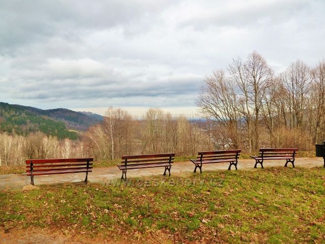 Lázně Jeseník - lavičky na výhledovém místě u Ripperovy promenády s pohledem k Písečné a České Vsi