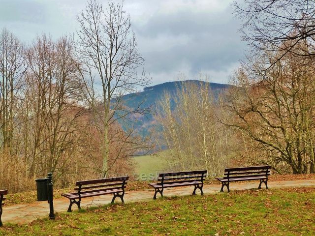 Lázně Jeseník - lavičky na výhledovém místě u Ripperovy prpomenády s výhledem ke Zlatému chlumu s rozhlednou