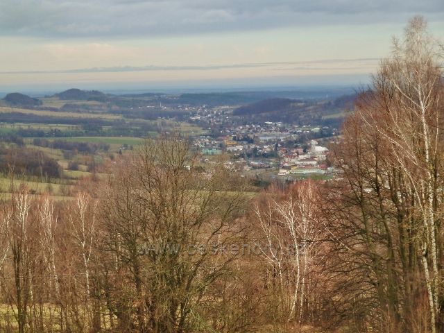 Lázně Jeseník - pohled z výhledového místa na Ripperově promenádě k České Vsi a Písečné. Vlevo je vidět areál NPP Jeskyně Na Špičáku