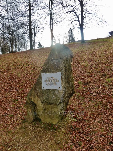 Lázně Jeseník - pamětní deska rakouského pedagoga,spisovatele a průkopníka lyžování v Jeseníkách Viktora Heegera. Ten byl také na konci 19.století poslancem Říšské rady. Narodil se v nedalekých Zlatých Horách