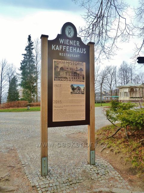 Lázně Jeseník - před Vídeňskou kavárnou