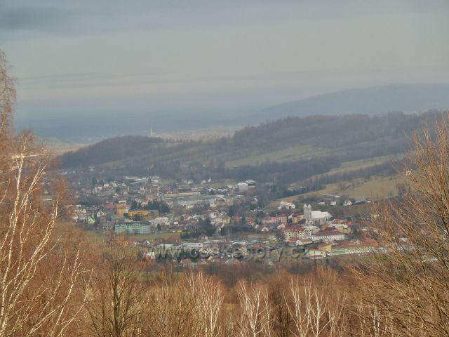 Lázně Jeseník - výhled z kuřáckého koutku k České Vsi. V pozadí se rýsuje kostel sv.Mikuláše v Mikulovicích