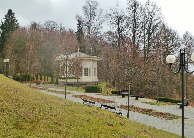 Lázně Jeseník - část lázeňské promenády s hudebním pavilonem