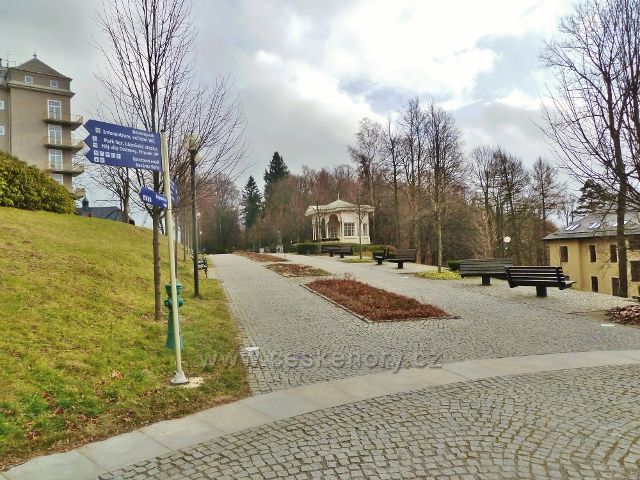 Lázně Jeseník - pohled na část lázeňské kolonády s hudebním pavilonem