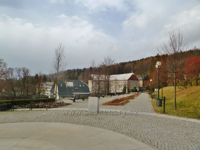 Lázně Jeseník - pohled od Reinholdovy fontány k budově "Hradu" s Hradní vinárnou a kongresovým sálem