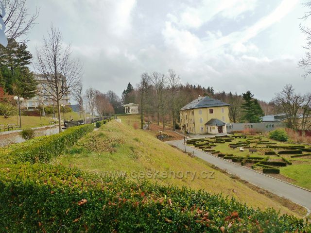 Lázně Jeseník - pohled k Jubilejní vile přes inhalatorium