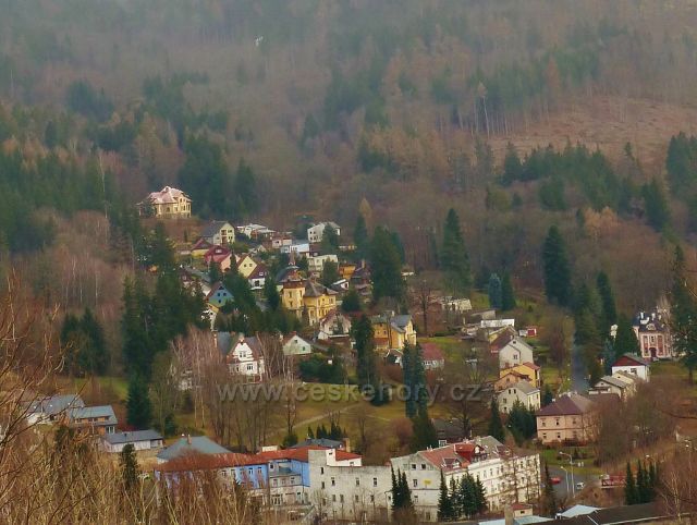 Jeseník, Muzikantská stezka - pohled na vilovou čtvrt na úpatí Zlatého chlumu