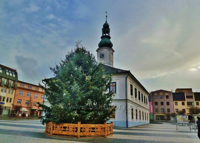 Jeseník - vánoční strom před radnicí na Masarykově náměstí