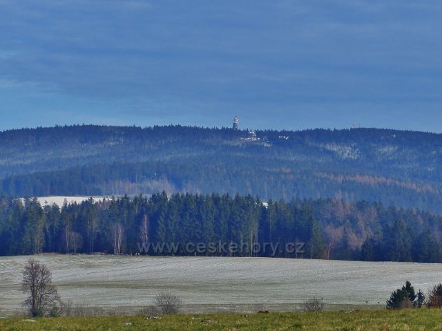 Pohled ze silničky do Bystřece k Suchému vrchu