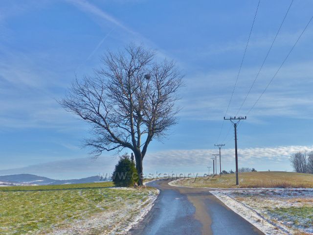 Silnička po hřebeni Cikánského kopce do Bystřece