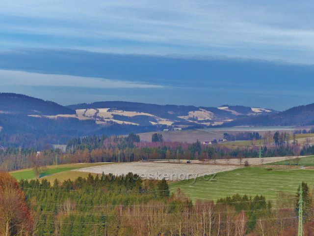 Pohled z hřebenu Cikánského kopce(543 m.n.m.) k Těchonínu a na hřeben Studeneckého lesa včetně Studeneckých skal (721m.n.m.)