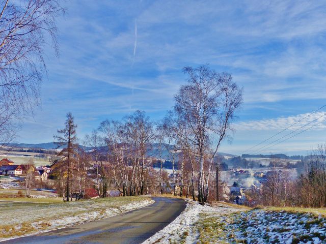 Zatáčka pod vrcholem Cikánského kopce (543 m.n.m.) nad obcí Bystřec