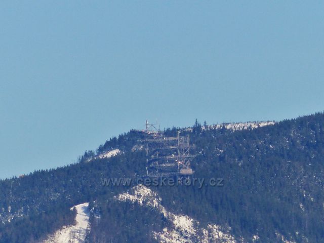 Králíky - pohled ze silničky V Aleji na Stezku v oblacích na úbočí Slamníku