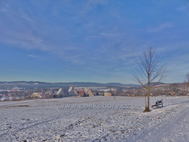 Králíky - pohled z vyhlídkového místa na Hraběcí stezce k městu