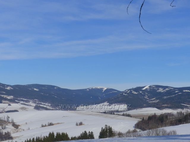 Králíky, Mariánský kopec - pohled od Poutního domu k masívu Králického Sněžníku