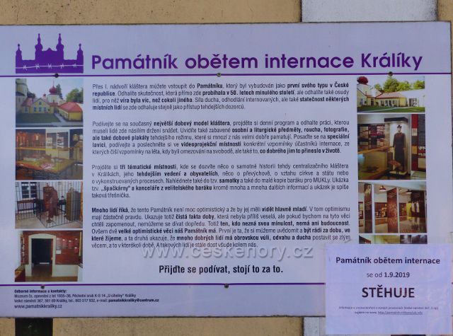 Králíky,Mariánský kopec - panel Památníku obětem internace a informace o jeho dočasném přemístění
