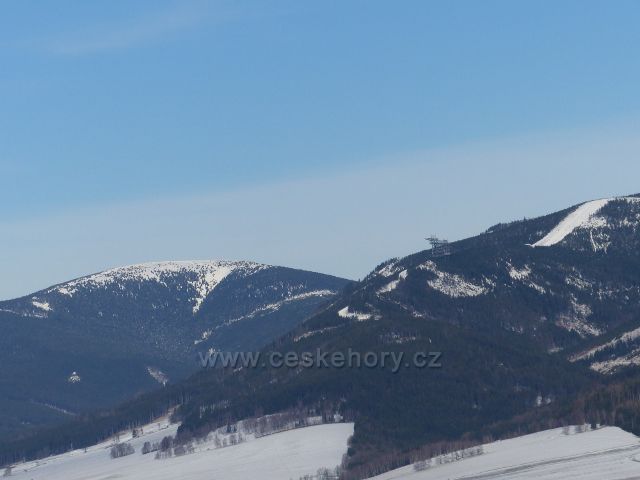 Králíky - pohled od sochy na Mariánském kopci na Králický Sněžník a Slamník se Stezkou v oblacích