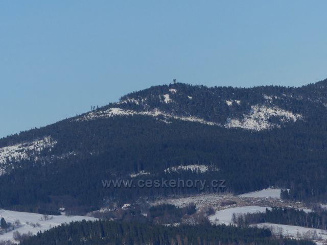 Králíky - pohled od sochy na Mariánském kopci na vrch Klepý s rozhlednou