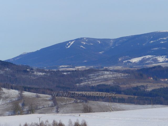 Králíky - pohled od sochy na Mariánském kopci do údolí Keprnického potoka mezi Šerákem (vlevo) a Keprníkem (vpravo) v pohoří Jeseníků