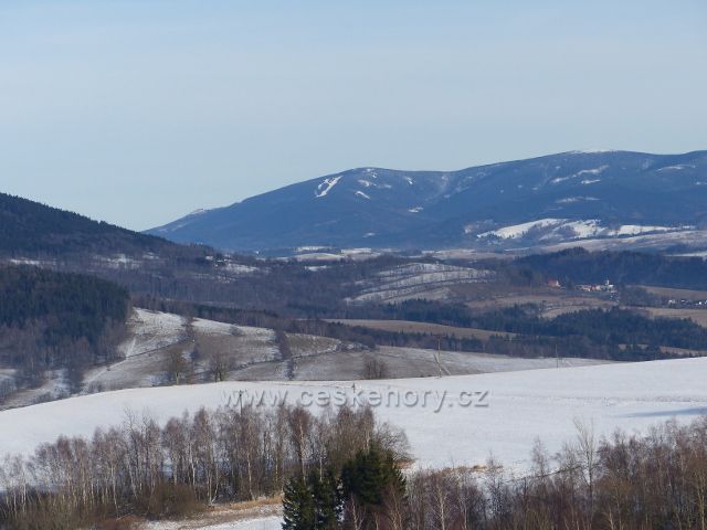 Králíky - pohled od sochy na Mariánském kopci ke hřebenu jesenických vrcholů Šerák-Keprník.Vlevo na úbočí Šeráku se zvedají  Obří skály.