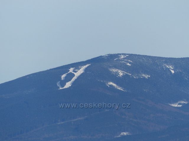 Králíky, Mariánský kopec - vrchol Šeráku v Jeseníkách ze vzdálenosti 25 km vzdušnou čarou