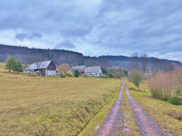 Malé Svatoňovice - cesta bratří Čapků (po červené TZ) prochází enklávou pastvin Na Horách kolem několika "samot"