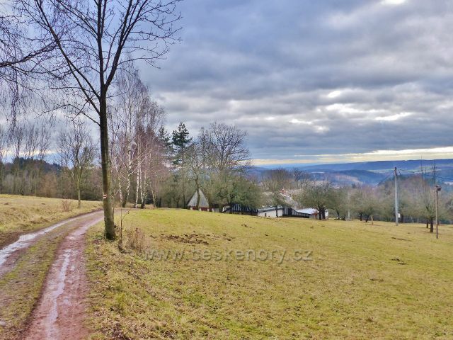 Malé Svatoňovice - cesta bratří Čapků prochází enklávou Na Horách