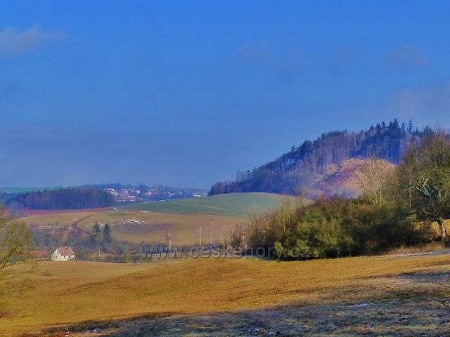 Kochov - pohled na obec Bezděčí.Vlevo je poslední stavení ve Svárově, vpravo pak vrch Kadlečí(572 m.n.m.)