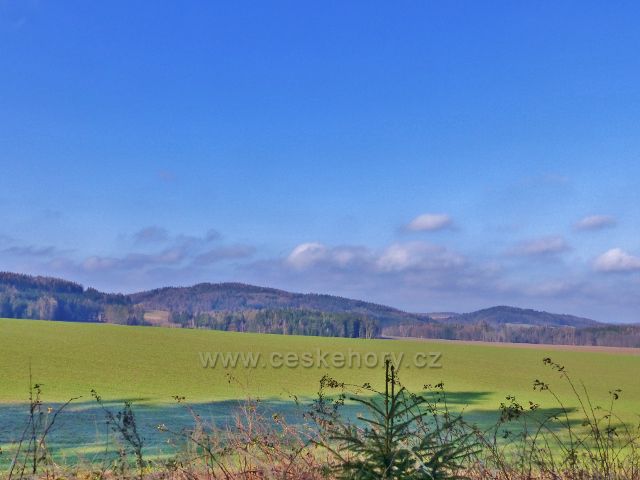 Velká Rudka - pohled z cesty okrajem lesa po červené TZ na protilehlou část pahorkatiny s vrchem Kadlečí (572 m.n.m.) uprostřed