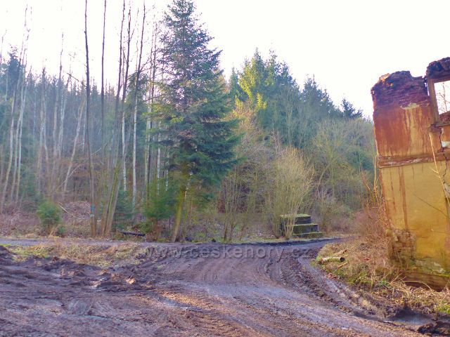 Velká Rudka - areál bývalých lázní.Uprostřed trubka z níž vytéká pramen Antonín