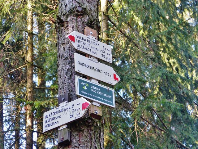 Velké Opatovice - turistický rozcestník "Opatovické hradisko-odb."