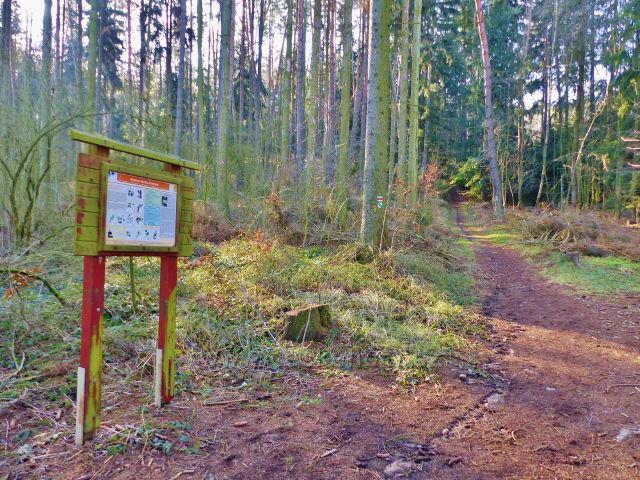 Velké Opatovice - informační panel 2.zastavení NS Hanýsek u vstupu do lesního komplexu Opatovického hradiska