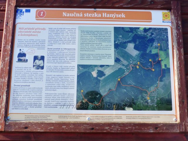 Velké Opatovice - panel 1.zastavení NS Hanýsek pojednávající o životním prostření Velkoopatovicka a o vlastní NS Hanýsek je umístěn na okraji Luční ulice