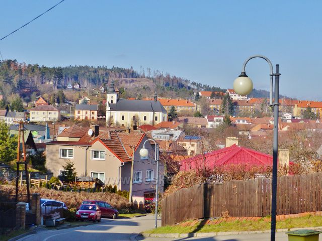 Velké Opatovice - pohled ke kostelu sv.Jiří z ulice Šraňky