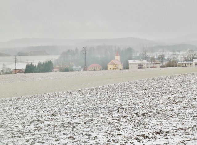 Kunvald - pohled ze silničky na Kočiny ke kostelu sv. Jiří