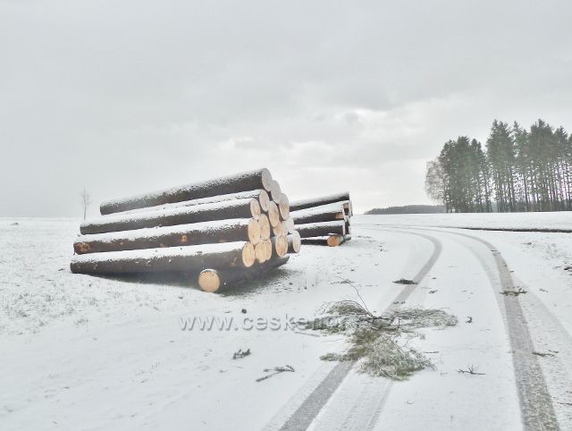 Kunvald -skládka dřeva u silničky na Končiny
