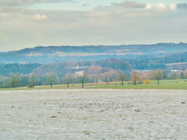 Kunvald - zimní podhůří, pohled ze silničky na Končiny ke Chlumu