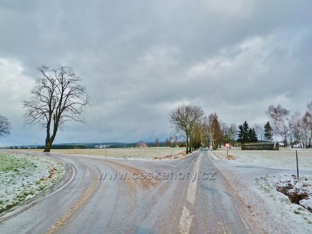 Kunvald - Končiny, zleva přibíhá silnice od Kunvaldu