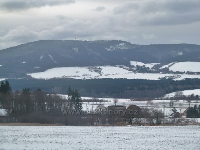 Králíky - pohled k Dolním Boříkovicím a masiv Suchého vrchu nad nimi