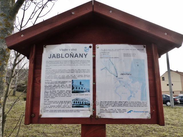 Jabloňov - informační tabulka u trasy po zelené TZ podává základní informace o obci a cyklostezce