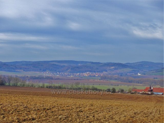 Krhov - pohled z úpatí Malého Chlumu k Drnovicím