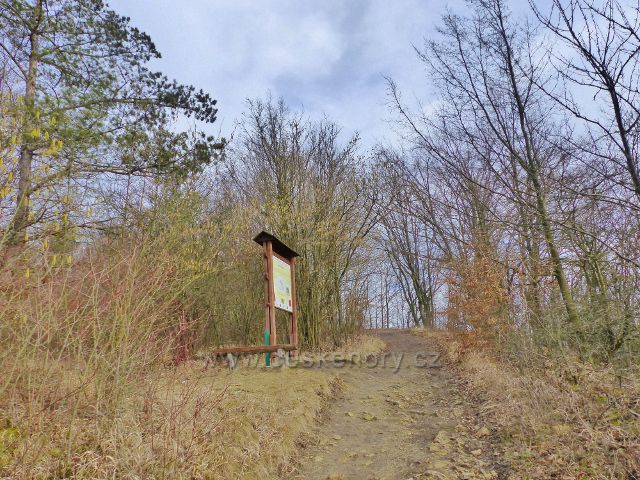 Krhov - sedánek a panel 5.zastavení NS Malý a Velký Chlum před vrcholem Malého Chlumu