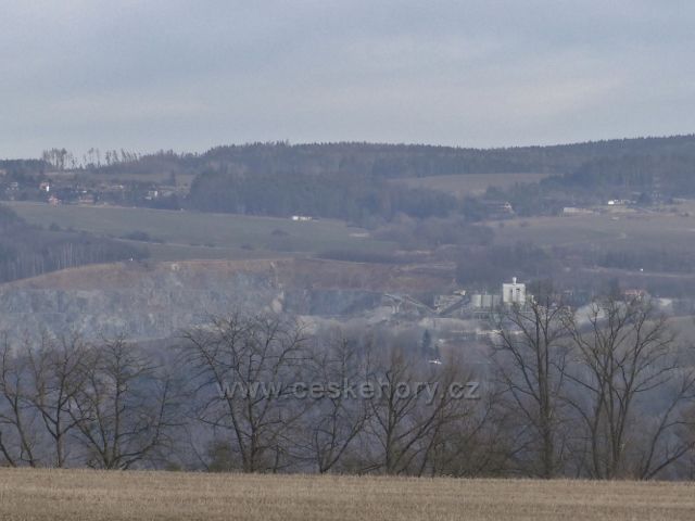 Obora - pohled ze silnice do Doubravice nad Svitavou ke kamenolomu Újezd u Boskovic