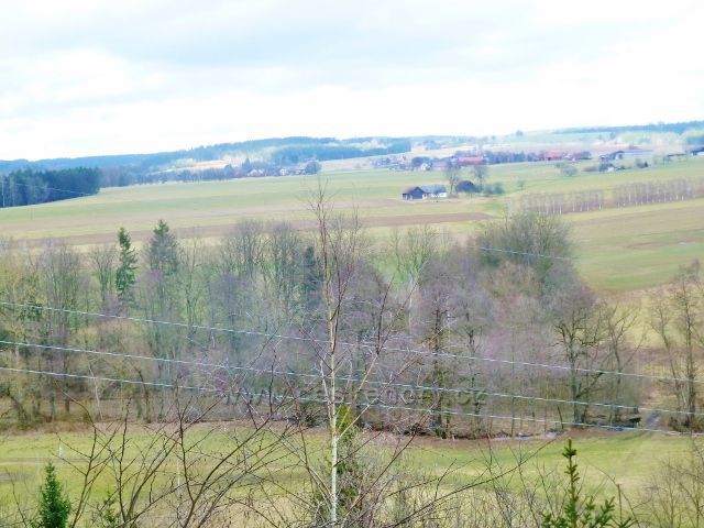 Kunvald - pohled z výhledového místa nad údolím Rokytenky směrem k "pérovně" a Kunačicím