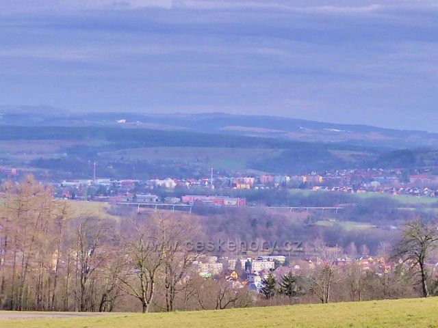 Doudleby nad Orlicí - pohled z trasy po modré TZ k Vrbici na Vamberskou estakádu